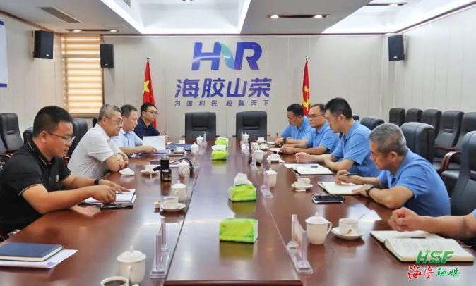 艾轶伦在海南橡胶山荣分公司座谈。